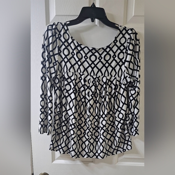Rafaella Woman's M 3/4 sleeve Geometric Pattern Cream and Black Blouse - Picture 2 of 3